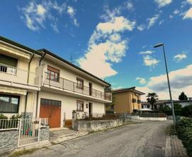 CASA IN LINEA DI TESTA CON GIARDINO