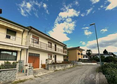 CASA IN LINEA DI TESTA CON GIARDINO