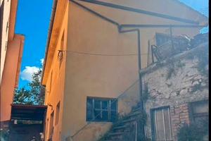 Casa, deposito attrezzi e stalla