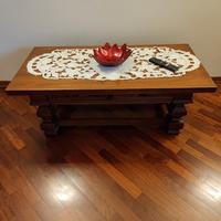 Tavolino basso per soggiorno, in noce massello