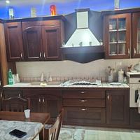 cucina noce scuro con mattonelle 