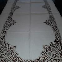 Tovaglia di lino con inserti di pizzo al tombolo