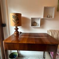 Scrivania vintage con cassetto