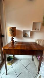 Scrivania vintage con cassetto