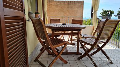 Tavolo da giardino con sedie