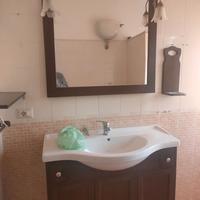 Mobile da bagno in noce con accessori