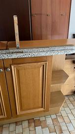 Mobile in legno e marmo