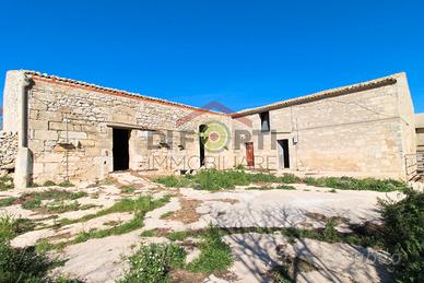 Caseggiato Rurale nella Campagna Ragusana