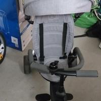 passeggino triciclo grigio con cappottino e sacca 