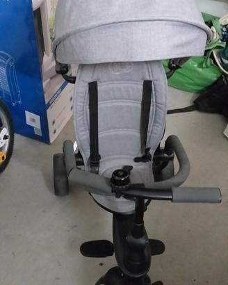 passeggino triciclo grigio con cappottino e sacca