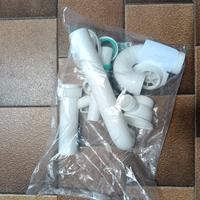 tubi in plastica raccolti per lavabo