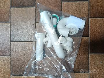 tubi in plastica raccolti per lavabo