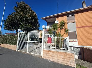 VILLA A SCHIERA A NEPI