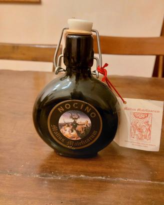 Bottiglia artigianale di nocino Mallus Maleficarum
