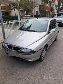 auto lancia y
