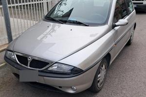 auto lancia y