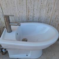 Bidet con rubinetto