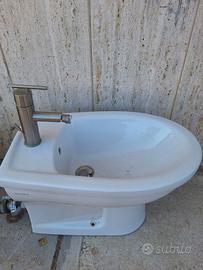 Bidet con rubinetto