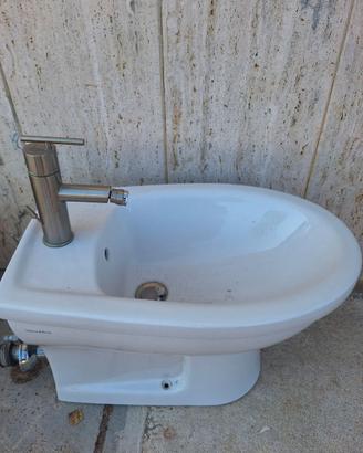 Bidet con rubinetto