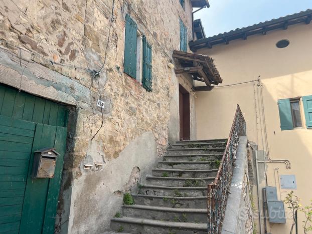 Porzione di rustico, terra-cielo a pochi passi dal