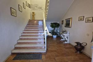 SHOWROOM - OFFICINA - MAGAZZINO E ABITAZIONE IN