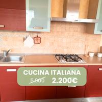 Cucina Italiana rossa con possibilità di trasporto