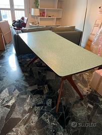 Tavolo con piano in formica,