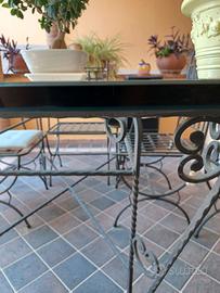 Tavolo con sedie in ferro battuto.