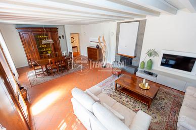 Elegante terracielo pentalocale in centro con box