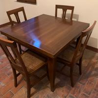 Tavolo in legno massello allungabile con sedie