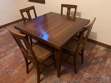 Tavolo in legno massello allungabile con sedie