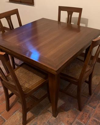 Tavolo in legno massello allungabile con sedie