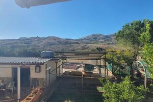 VILLAFRATI: VILLA CON PISCINA E TERRENO