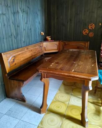 Tavolo con panca ad angolo