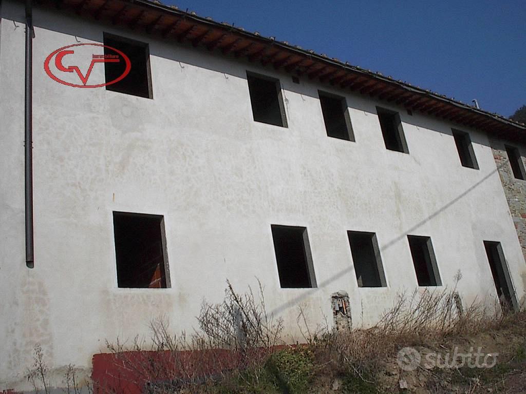 Rustico / Casale di 325 m² con più di 5 locali a T - Altro