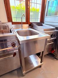 Lavello con comando a pedale in acciaio inox