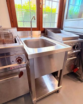 Lavello con comando a pedale in acciaio inox