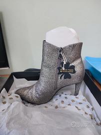 stivali nuovi argento num 39