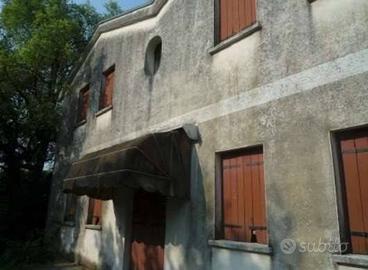 Immobile in asta di 101 m² con 4 locali e posto au