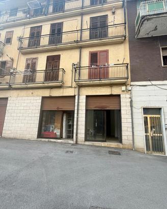 Locale Commerciale con Canna Fumaria e Giardino