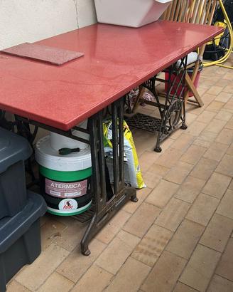 tavolo granito rosso con gambe in ghisa