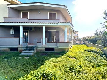 Villa capo schiera con giardino e ampio interrato