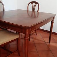 Tavolo di legno color noce