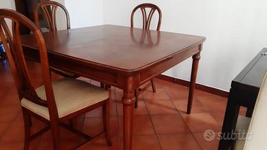 Tavolo di legno color noce