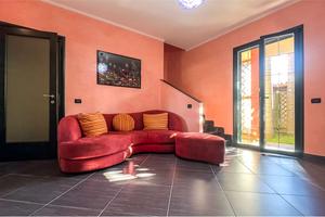 Villa di recente costruzione con cortile su tre la