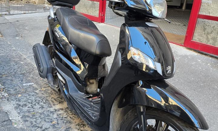 Peugeot Tweet 200 bauletto e gomme nuove