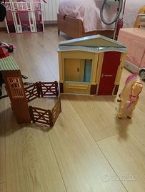 Cottage e scuderia con cavallo di Barbie