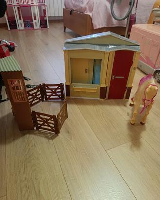Cottage e scuderia con cavallo di Barbie