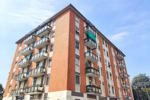 LAMBRATE/ORTICA: 2 LOCALI ULTIMO PIANO CON CUCINA