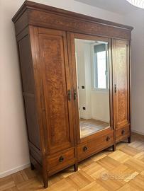 Armadio antico vintage in legno